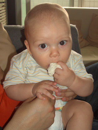 Moritz ißt seinen ersten Baozi, natürlich die Version ohne Füllung