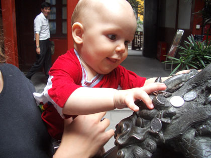 Moritz liebt Geld - weil es so schön klimpert, wenn man es runter wirft!