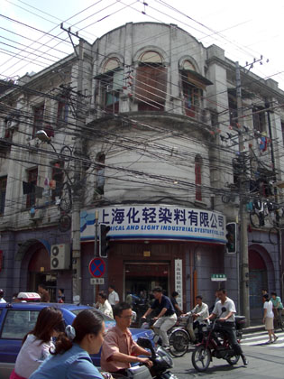 Nicht nur die Verkehrsführung ist chaotisch - man beachte die Stromführung