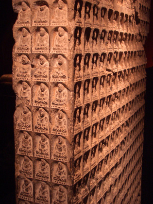 hunderte kleiner Buddhas