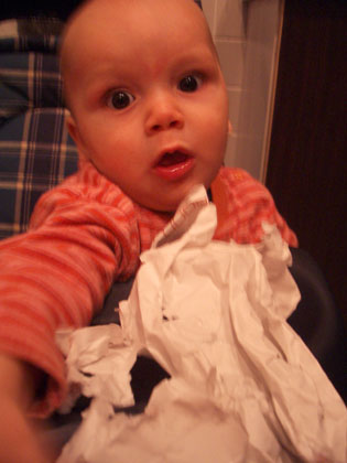 Moritz packt die Post aus