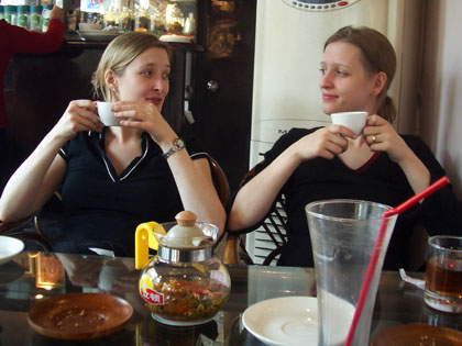 Uta und Riki beim Tee