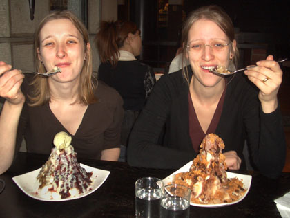 Uta und Riki beim Eis im Fragrant Campher