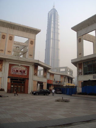 Noch kaum zehn Jahre alt werden in Pudong die ersten Gebäude schon wieder abgerissen, um neuen, größeren Projekten Platz zu machen.