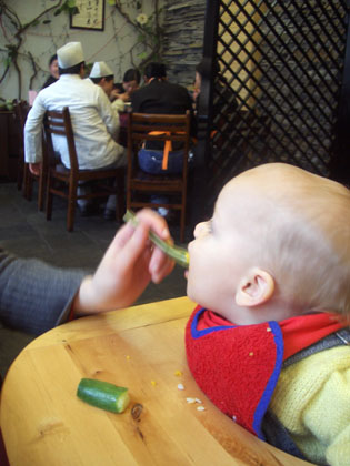 Moritz isst mit der Belegschaft