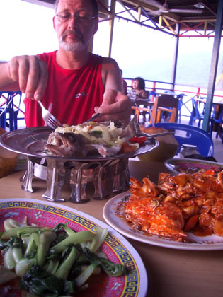 die lokale Fischküche verwöhnt uns mit Grouper und FLower Crabs, morgens noch beim Tauchen gesehen, abends schon auf dem Teller ;o)