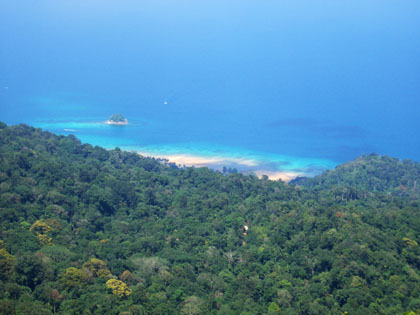 ... nach Westen sieht man bis hin zum Resort-Strand und Renggis-Island, unserem Lieblingstauchplatz