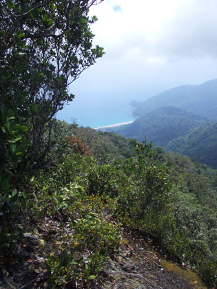 ... nach Osten hin liegt der Strand von Juara, Start unserer Wanderung