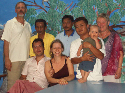 mit dem Barbura-Team, dass uns manchen Abend mit frischem Fisch, Krabben und Krebsen bestens versorgt hat .... DANKE!