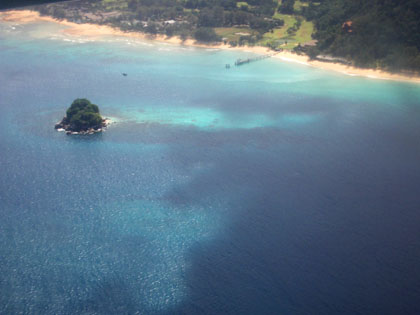 Blick aus dem Flieger auf das Resort und Haus-Riff