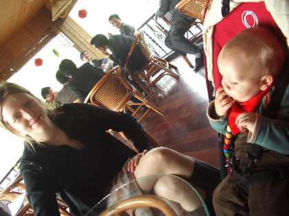 Eines dieser Teehäuser wo Eiskaffee noch das ist was er ist - kalter Kaffee.