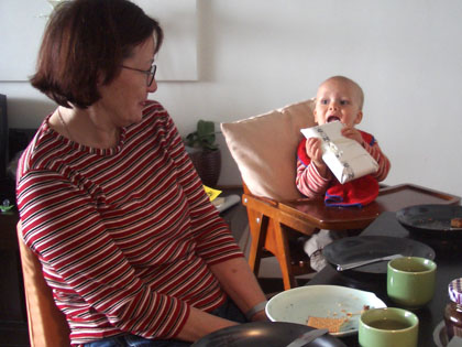 Warum soll ich das auspacken, wenn ich auch so schön drauf rumkauen kann??