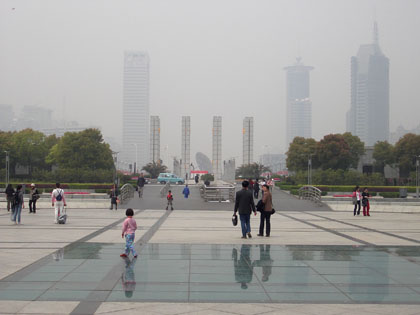 Die Century-Avenue versinkt im Frühlings-Smog
