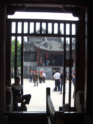 Blick aus der Pagode auf eine alte Stadtbühne, wo gerade für die Touristen eine klassische chinesische Oper aufgeführt wird