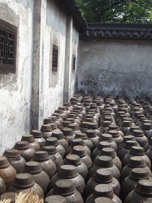 In der San-Bai-Jiu Schnapsbrennerei, hier wird Reisschnaps mit bis zu 55° hergestellt.