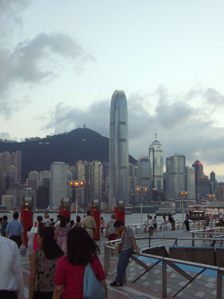Blick von der Avenue of Stars auf Hong Kong Island