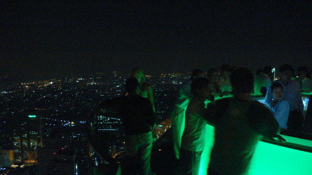 Sirrocco Bar, auf dem Dach (64. Stock) des State Towers