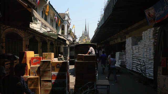 Lagerhaeuser am Pier zwischen Wat Po und Wat Arun