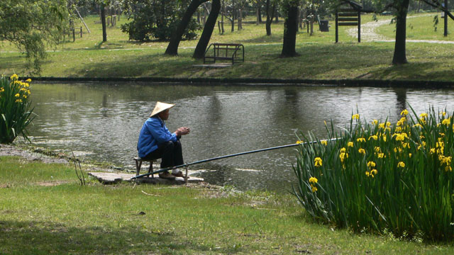 Angeln im Park, liebstes Hobby aelterer Chinesen.