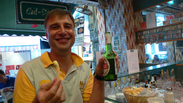 Belgische Fritten und ein kuehles Stella Artois fuer das Geburtstagskind.