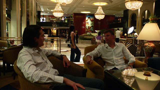 Sammeln in der Hotellobby vor dem Weg ins Abendvergnuegen - Ben und Karsten