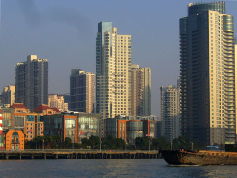 Unser Compound, vom Fluss aus