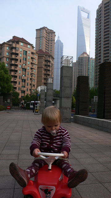 Jin Mao, sein grosser Bruder und mein Bobby Car