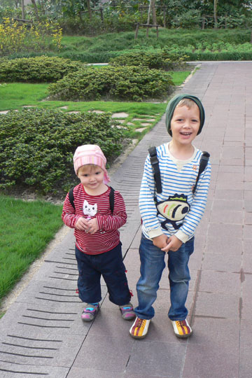 Auf dem Weg zum Schulbus