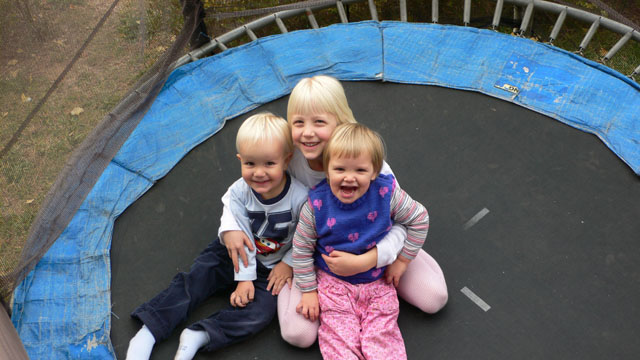 Trampolin Springen: Tobi, Kathi und Mia im Herzchen-Pullunder