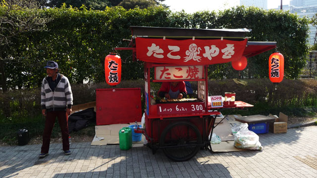 Am Eingang zum Shinjuku gyoen