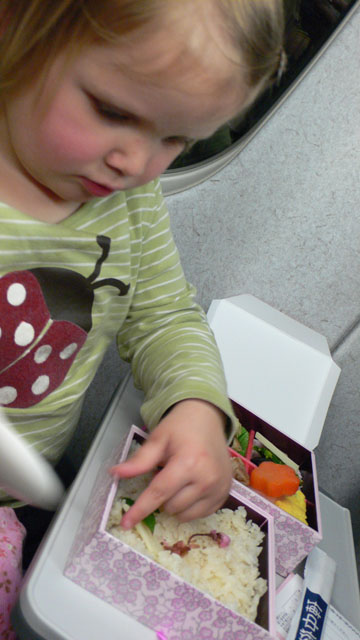 Bento essen im Shinkansen