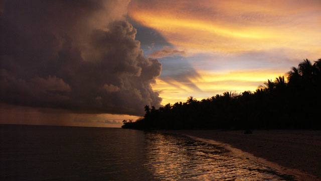 Tobi darf nicht baden, sondern muss den Himmel photographieren