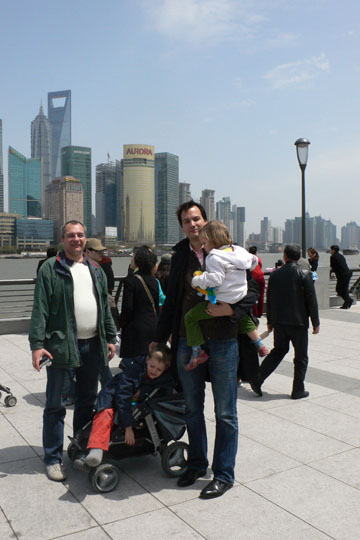 In guter alter Tradition: Aprilspaziergang mit Onkel Juergen, und mit Gipsfuss